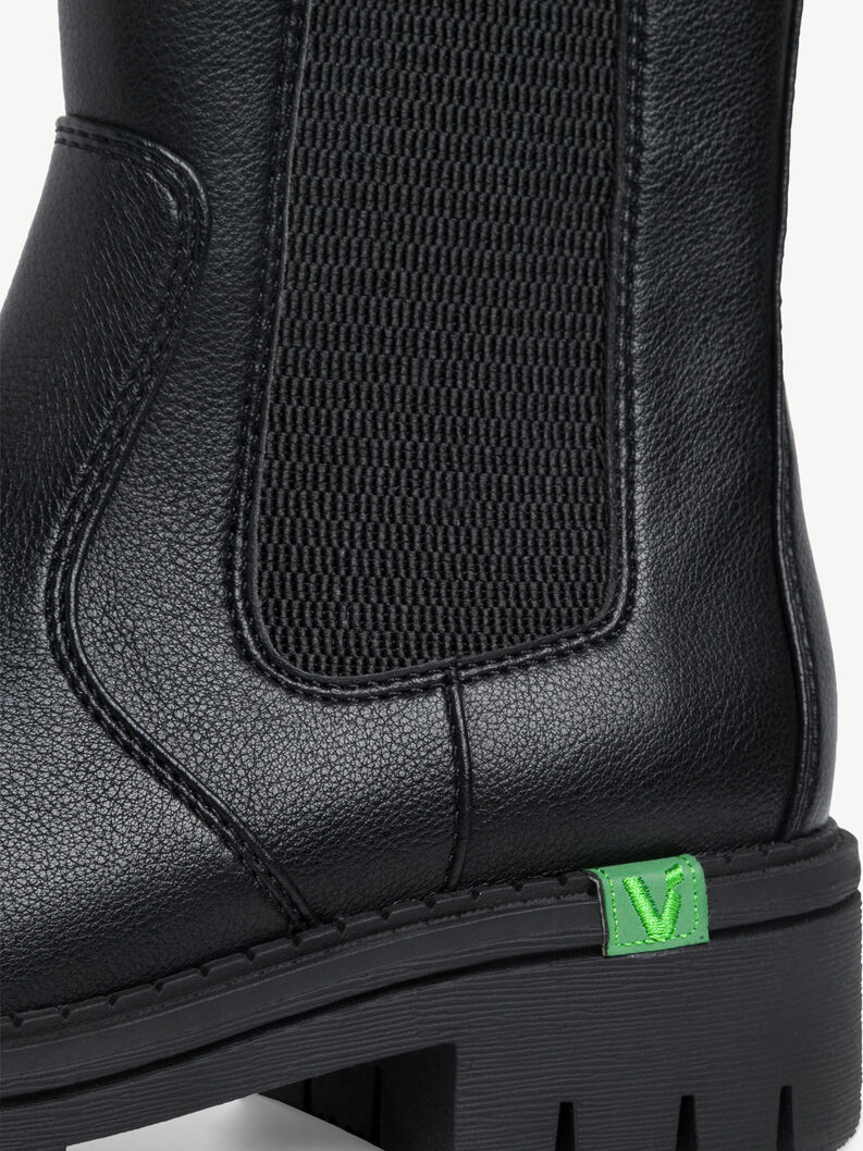 Detailaufnahme schwarzer Lederstiefel mit grünem Logo und Nähten