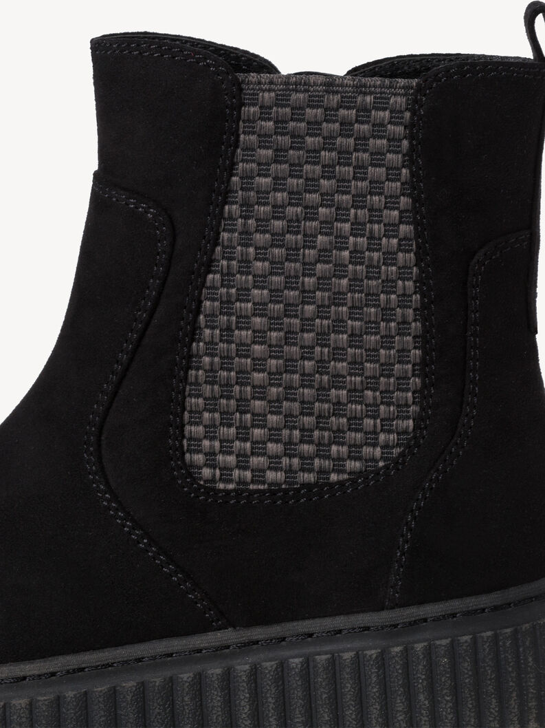 Detail des elastischen Musters auf schwarzer Wildleder-Stiefelette mit robuster Sohle
